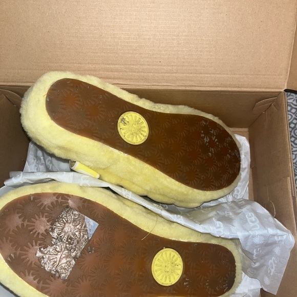 Ugg slippers yellow size 8 - Picture 2 of 4